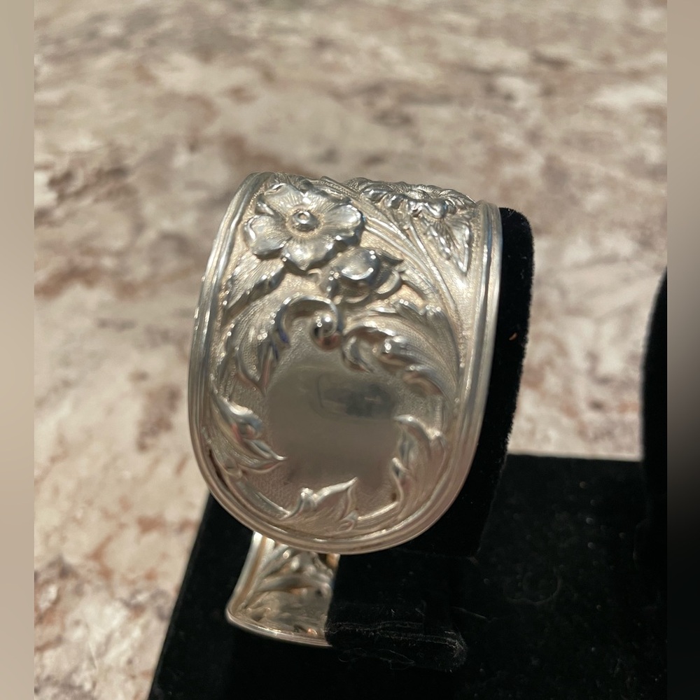 Vintage S Kirk & Son Floral Repousse 1 1/4” Wide Cuff Bracelet - Picture 4 of 8